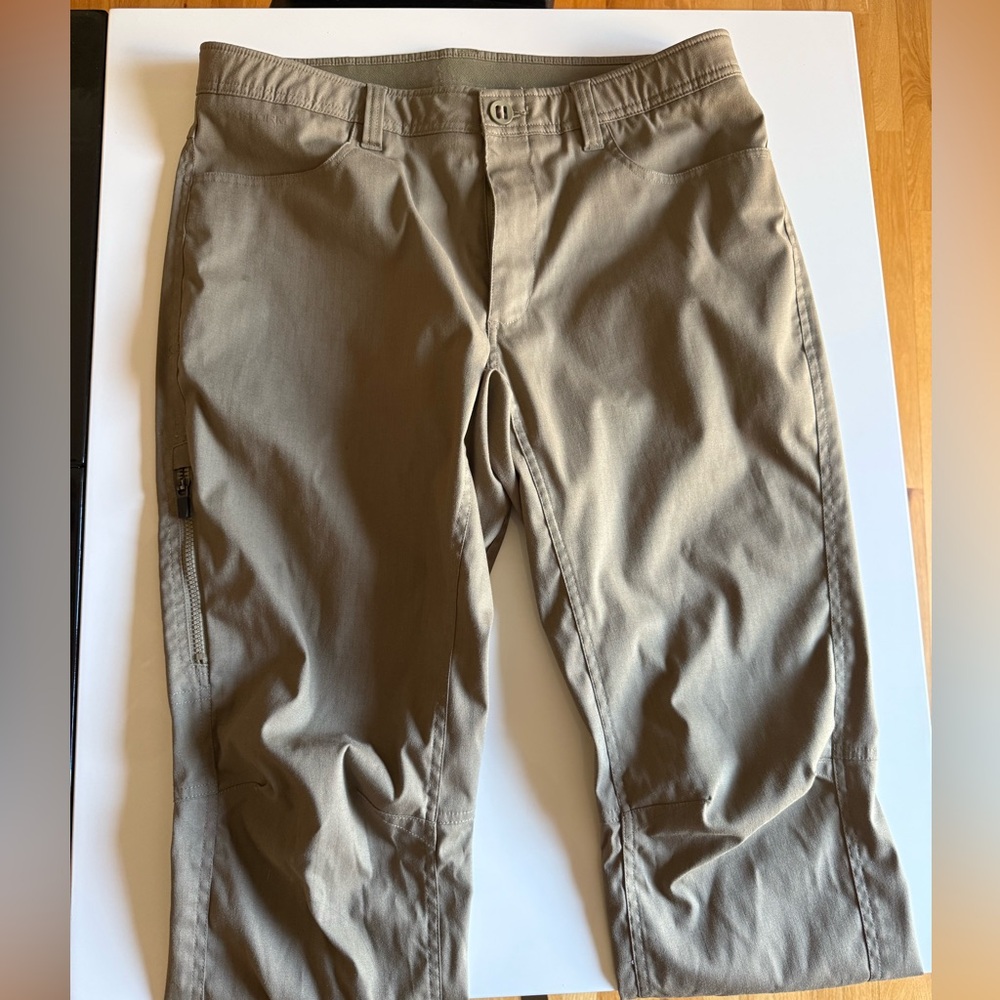 New condition- Mens under armour pants